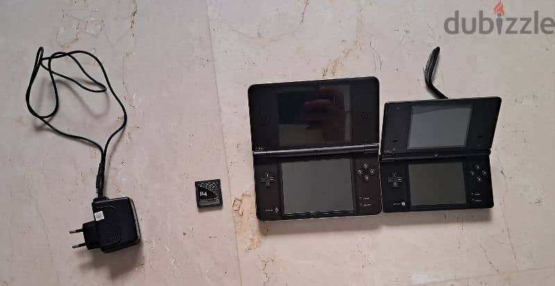 Nintendo dsi xl + nintnedo dsi + charger + R4 card 0