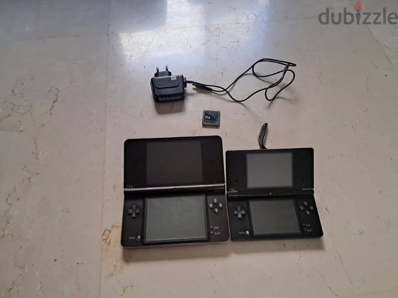 Nintendo dsi xl + nintnedo dsi + charger + R4 card 1