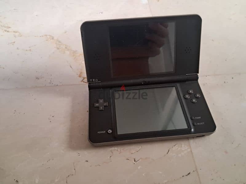 Nintendo dsi xl + nintnedo dsi + charger + R4 card 12