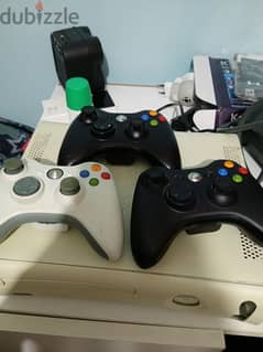 Xbox 360(mch m3dle) with 3 controllers 0