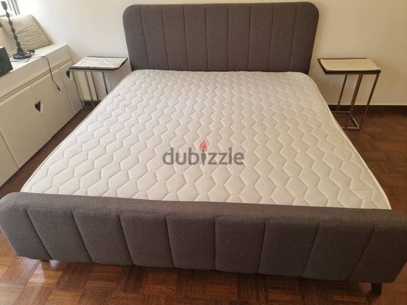 Queen size bed + mattress + 2 side tables.  new condition 0