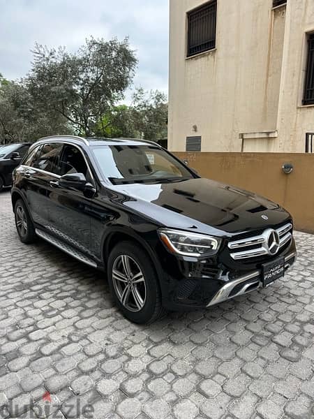 Mercedes GLC 300 4matic 2020 black on black (clean carfax) 2