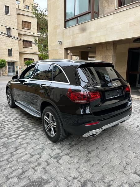 Mercedes GLC 300 4matic 2020 black on black (clean carfax) 4