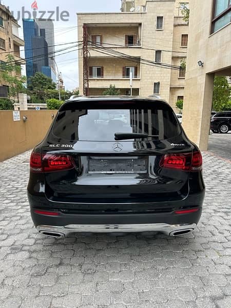 Mercedes GLC 300 4matic 2020 black on black (clean carfax) 5