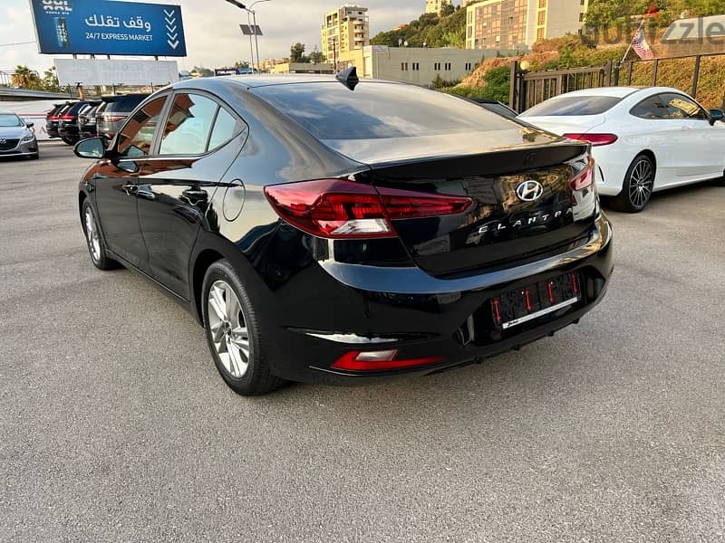 Hyundai Elantra 2019 3