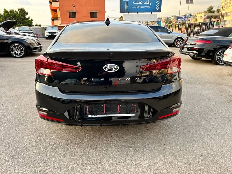 Hyundai Elantra 2019 4