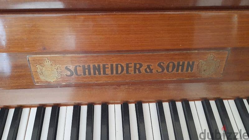 Piano used for sale in a good condition. بيانو مستعمل في حالة جيدة 1