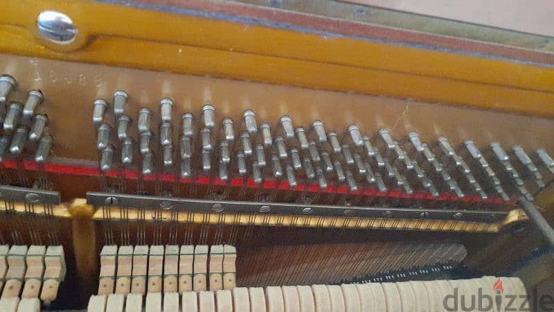 Piano used for sale in a good condition. بيانو مستعمل في حالة جيدة 2