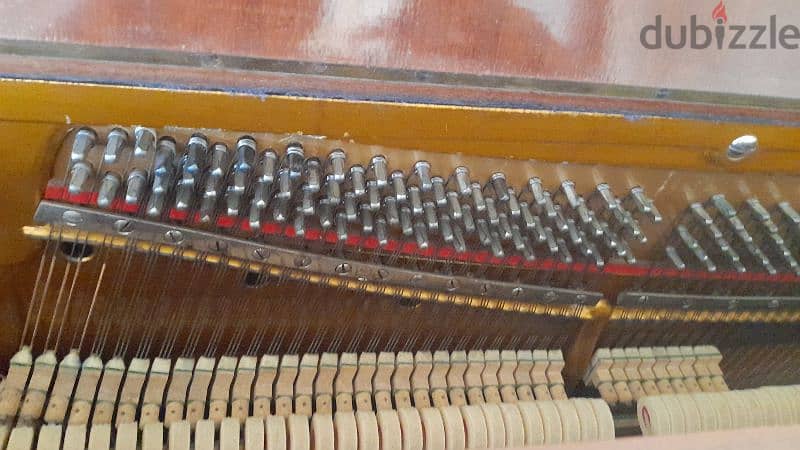 Piano used for sale in a good condition. بيانو مستعمل في حالة جيدة 3