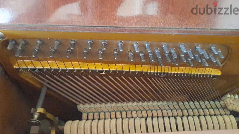 Piano used for sale in a good condition. بيانو مستعمل في حالة جيدة 4