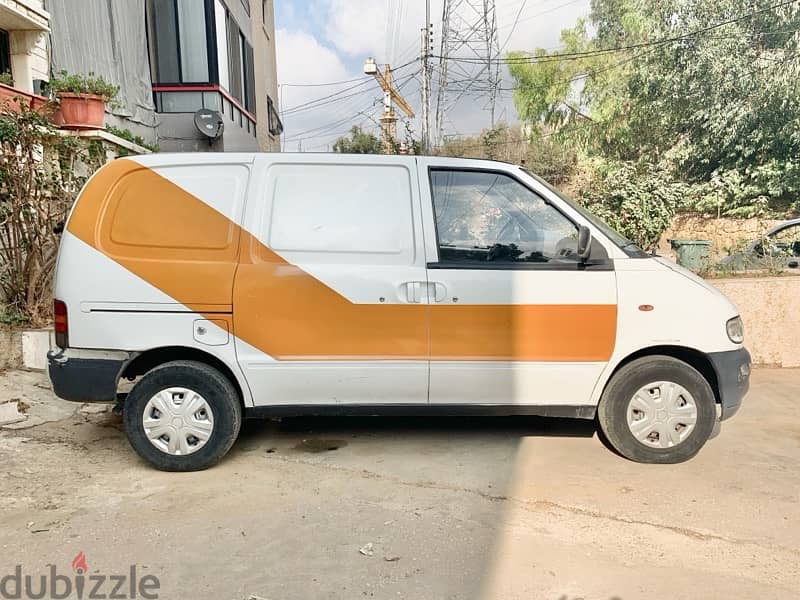 Nissan Van 2001 1