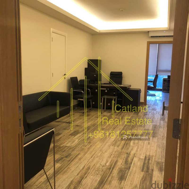 Furnished Office for sale in Sioufi مكتب كامل التجهيزات في السيوفي 1