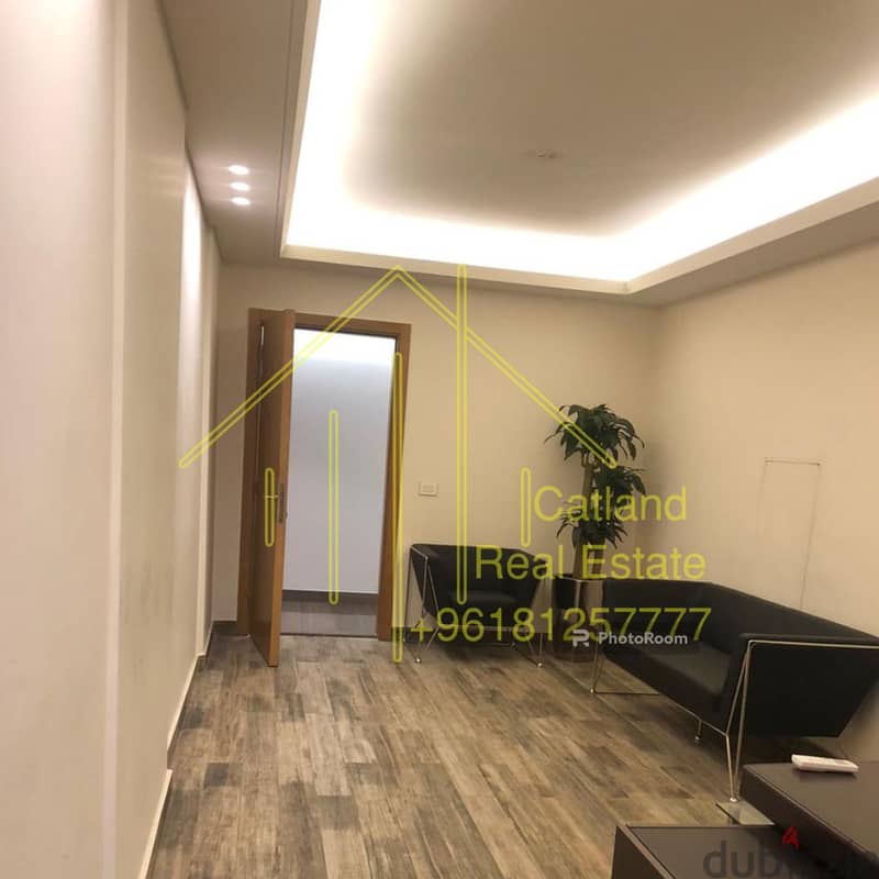 Furnished Office for sale in Sioufi مكتب كامل التجهيزات في السيوفي 2