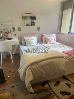 2 single beds with make up table