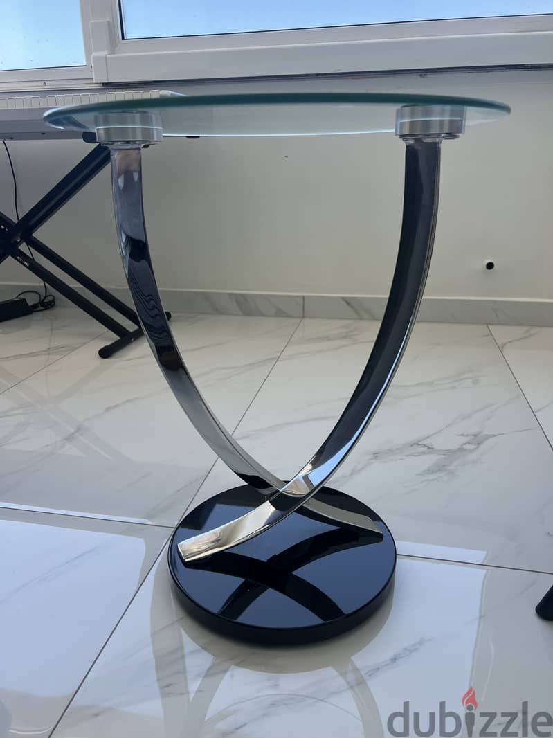 Modern glass table from FAP in very good condition. 2