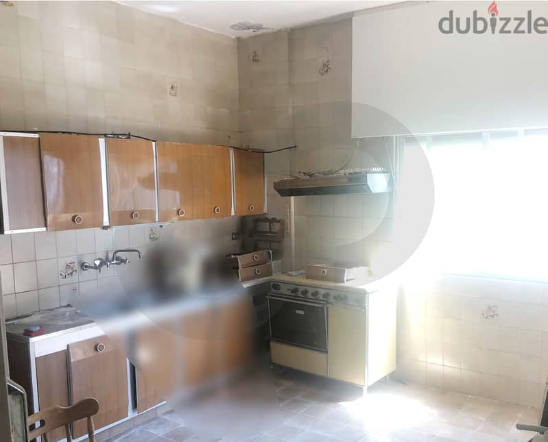 AJALTOUN OFFERS AN APARTMENT IN A PRIME LOCATION ! REF#JU01106 ! 2