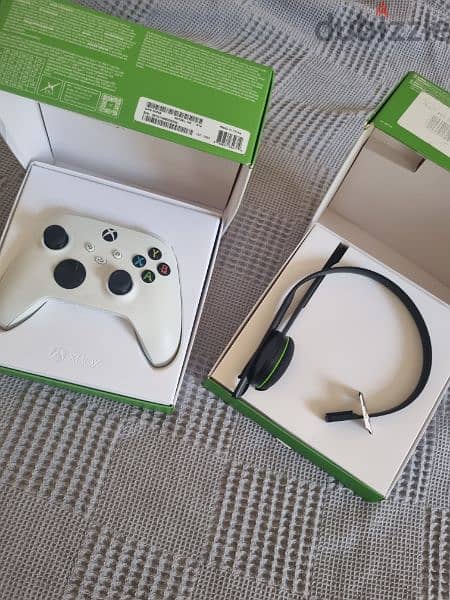 Xbox Controller & Chat Headset 2