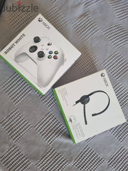 Xbox Controller & Chat Headset 3