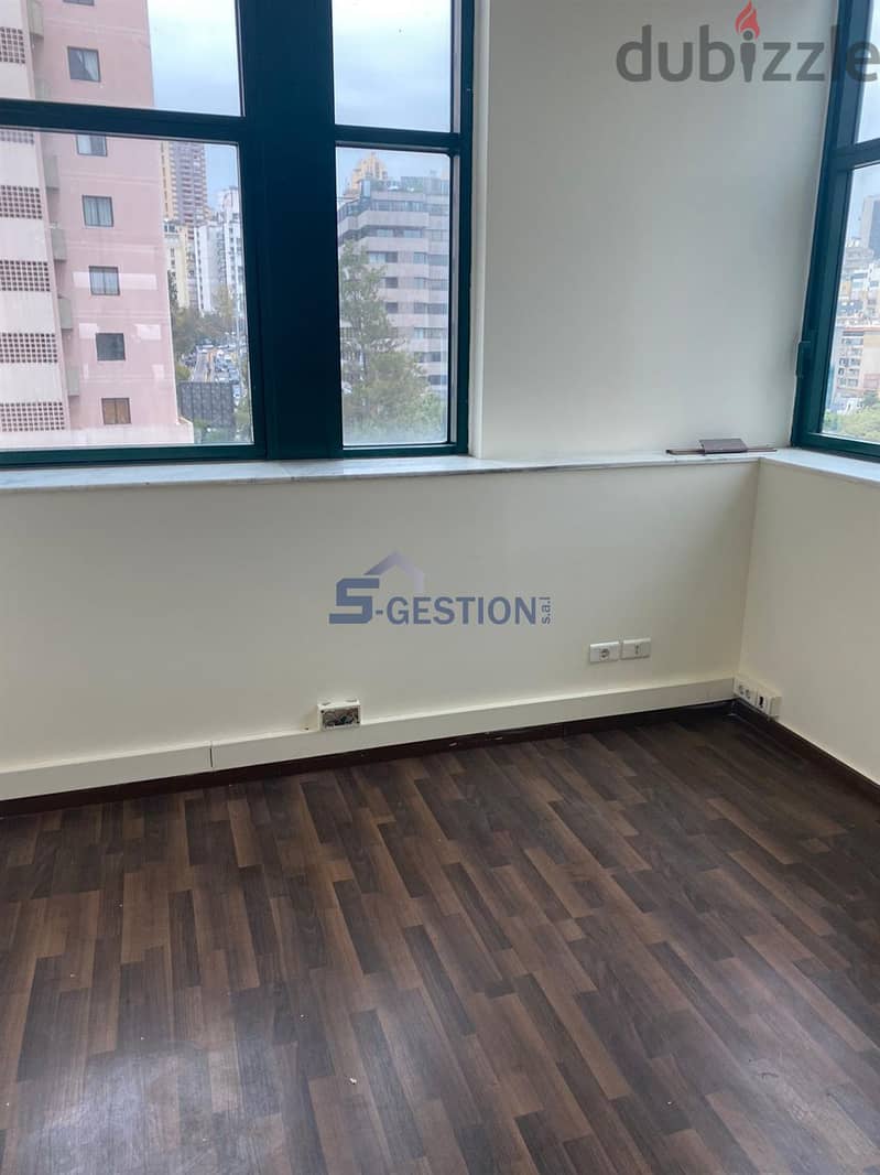 Office In Good Condition For Rent In Beirut | مكتب بحالة جيدة للإيجار 1