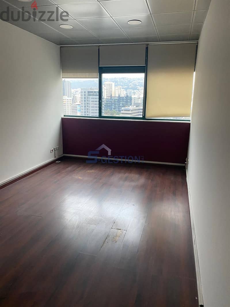 Office In Good Condition For Rent In Adlieh | مكتب بحالة جيدة للإيجار 1