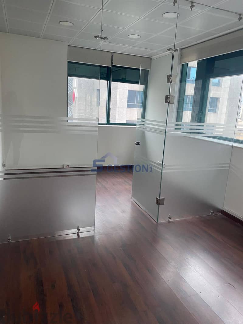 Office In Good Condition For Rent In Adlieh | مكتب بحالة جيدة للإيجار 2