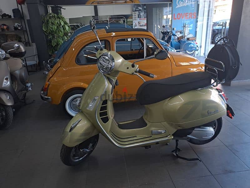 Vespa 300 GTS 75th Anniversary 8