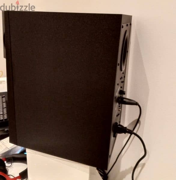 Monitor baffle 1