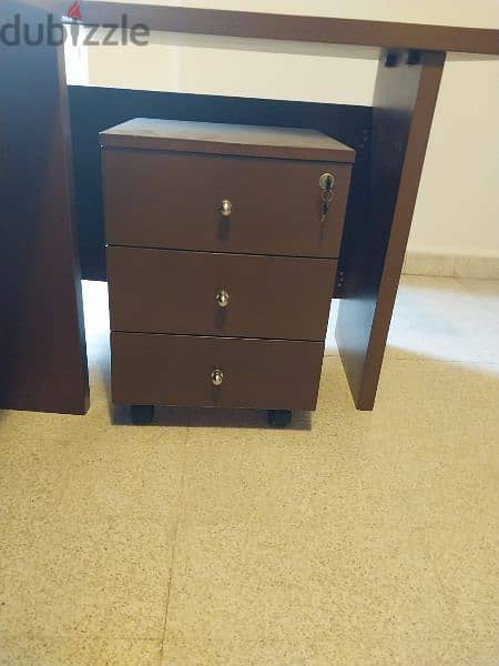 desk office for sale / مكتب للبيع 1