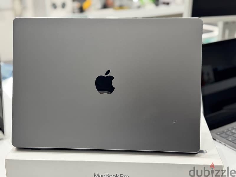 Macbook pro 16 inch M1 Pro 32gb ram 1tb ssd 4