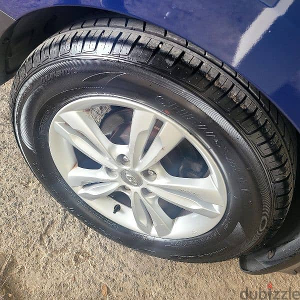 Hyundai Tucson/4wd /new tires 3