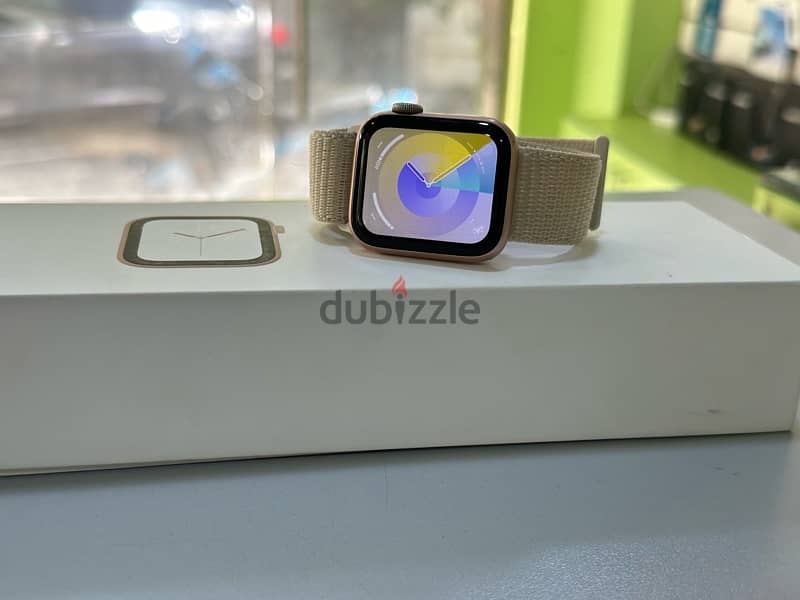 Apple Watch Series 4 40mm super clean in excellent condition 1