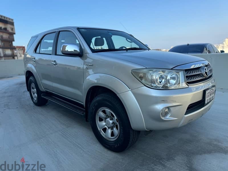 Toyota Fortuner 2010 1