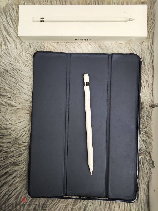 شبه جداد ipad 9 مع قلم ابل pencil  مع علبن وكل غراضن مع كافر سمارت 4