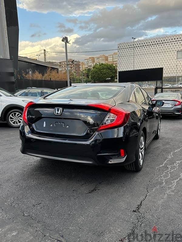 Honda Civic 2019 4