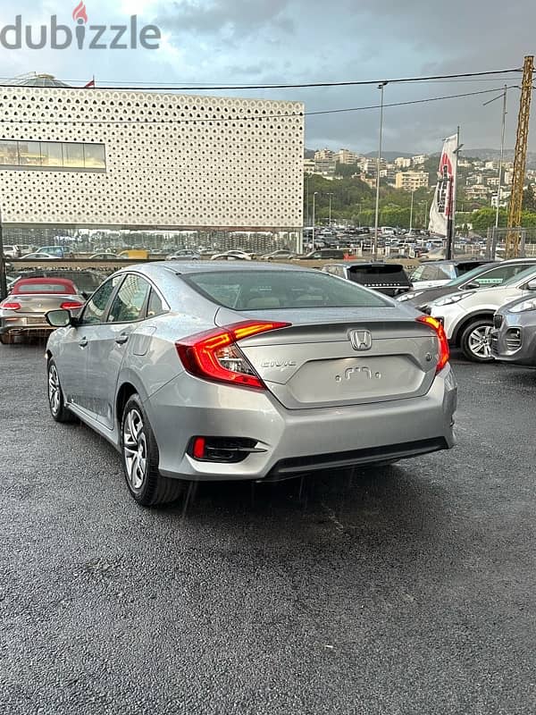 Honda Civic 2019 4