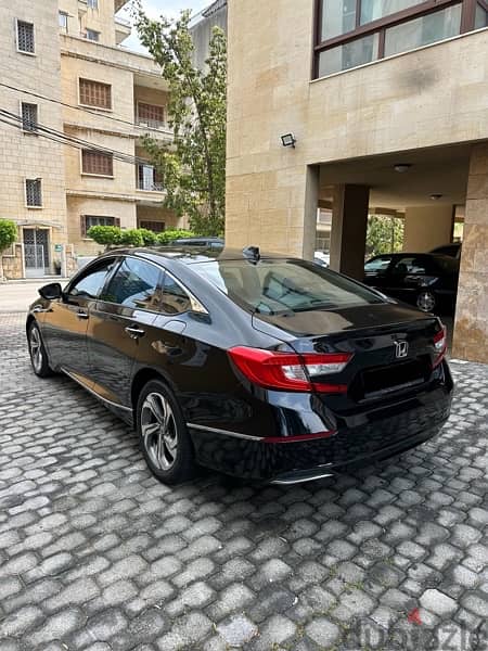 Honda Accord Touring 2019 black on black (company source) 3