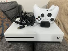 XBOX ONE S - 500GB + Controllers 0