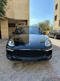 Porsche Cayenne 2017 black on black (clean carfax)