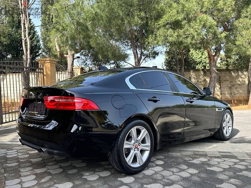 Jaguar XE 2018 3