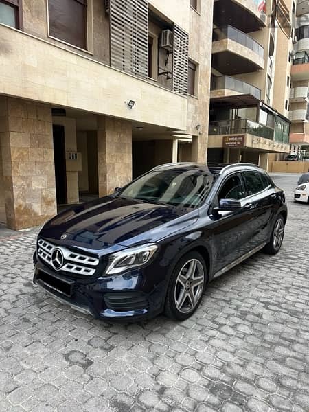 Mercedes GLA 180 Sport Edition 2018 dark blue on black 1