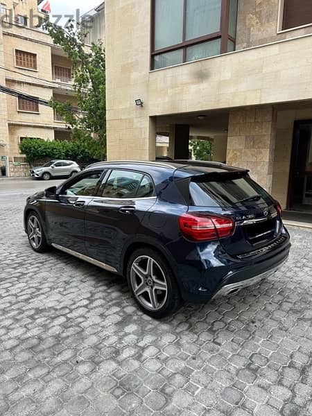 Mercedes GLA 180 Sport Edition 2018 dark blue on black 3