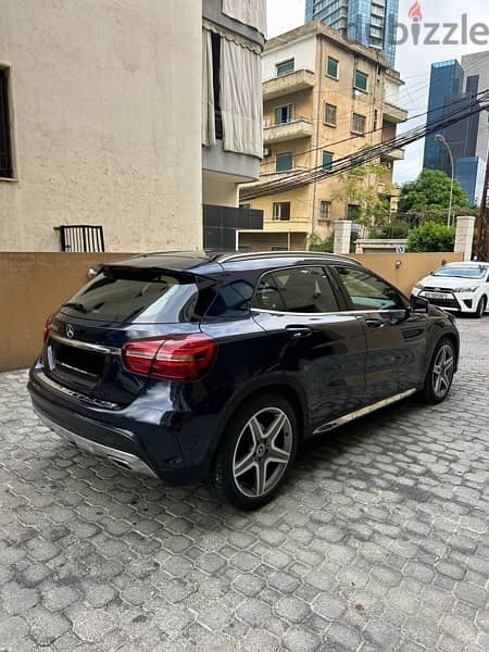 Mercedes GLA 180 Sport Edition 2018 dark blue on black 4