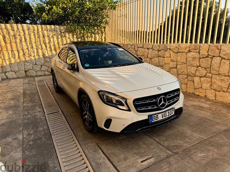 Mercedes-Benz GLA-Class 180  2018 white NP full options german! 1