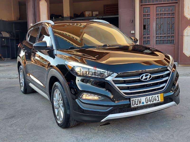 Hyundai Tucson model 2017 clean carfax 4cyl super clean 1