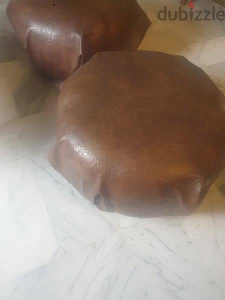 2 wonderful puff leather in excellent condition 1