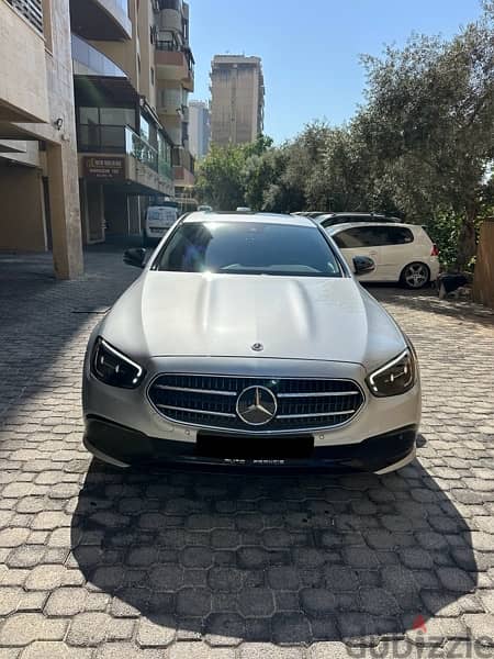 Mercedes E 200 4matic 2022 silver on black 0