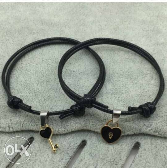 A set of 2 bracelets heart and key 2