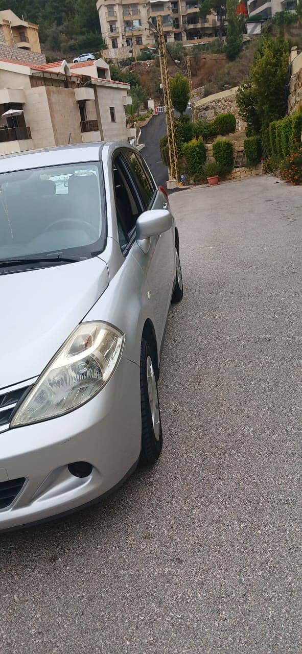 Nissan Tiida 2011 5