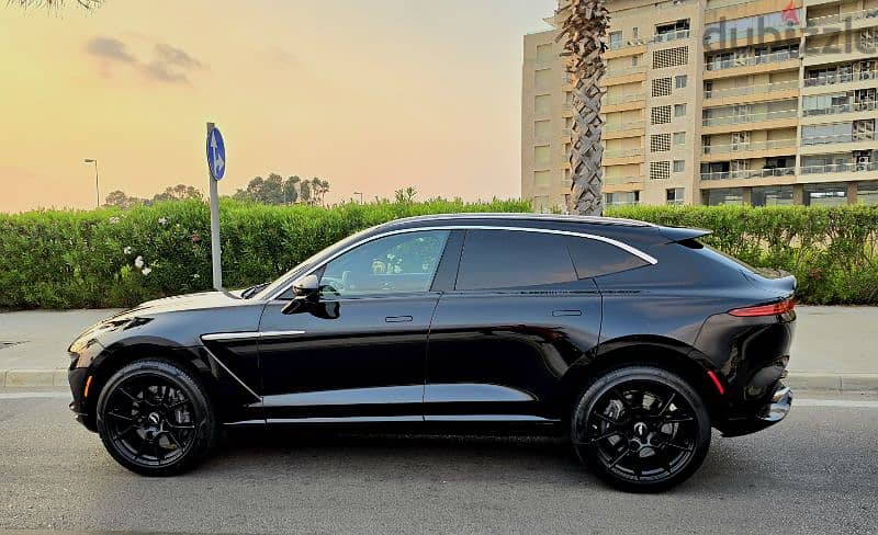 Aston Martin DBX 2021 3