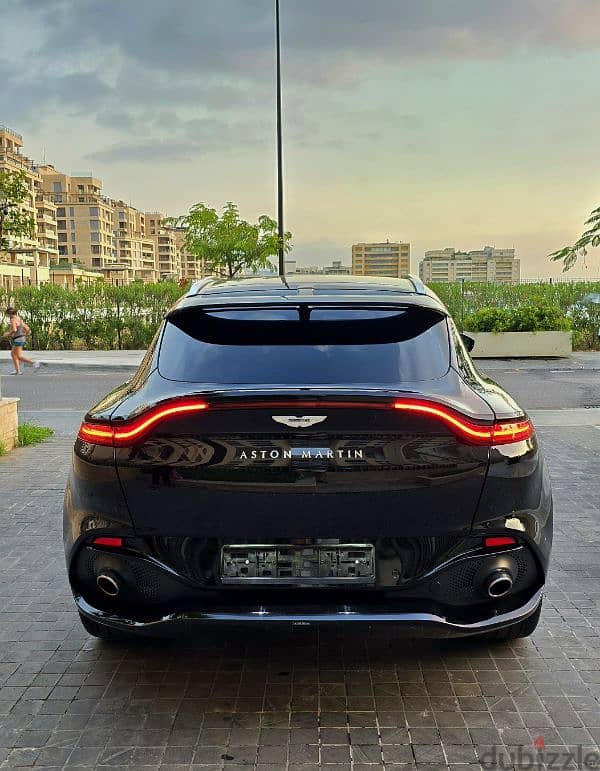 Aston Martin DBX 2021 4